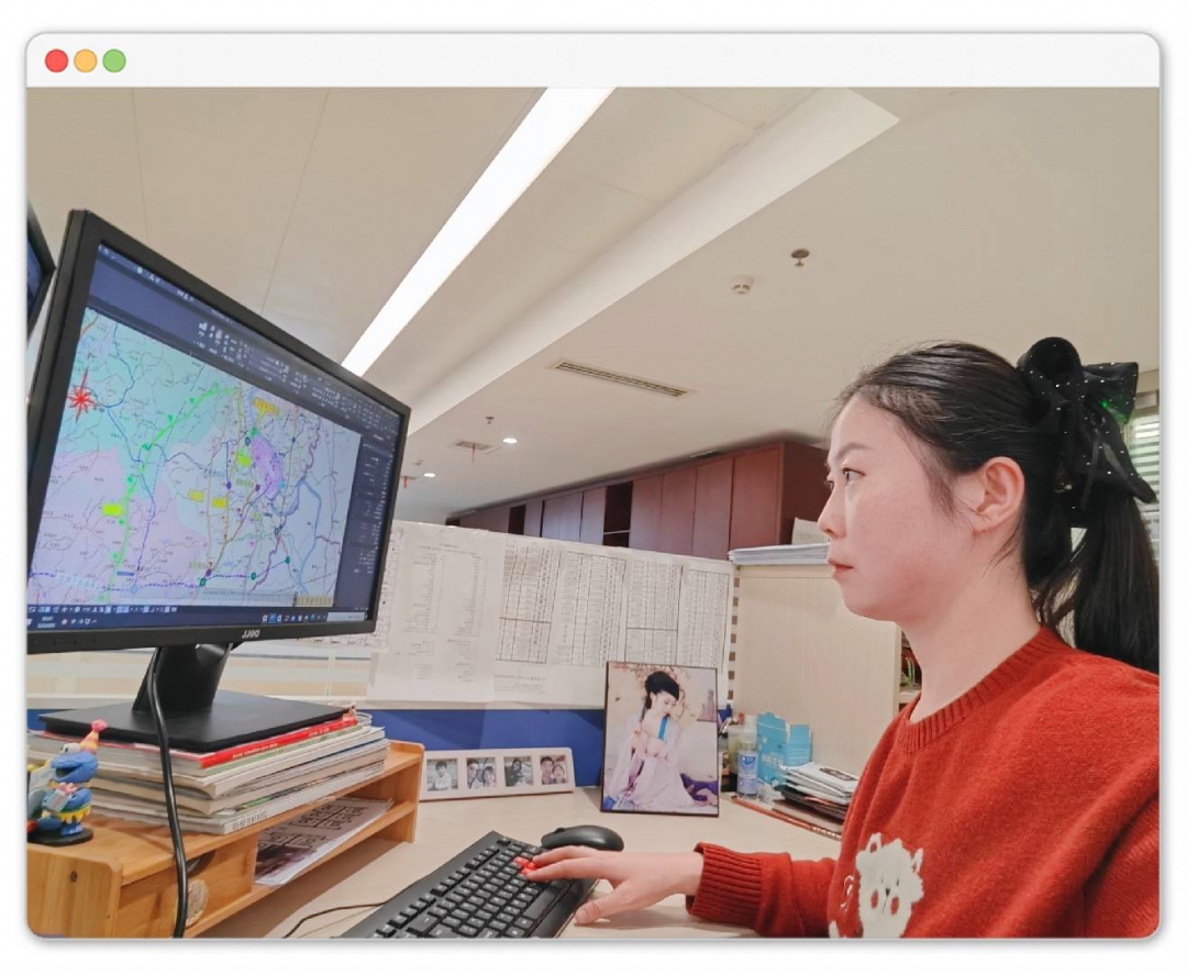 20260309507947.jpg 公路事業部 吳鈺洋:她以工位為“戰場”,以鼠標鍵盤為“工具”,用女性特有的細致與嚴謹,在方寸屏幕間繪制公路交通的宏偉藍圖。這抹溫暖的“中國紅”,不僅是新春的喜慶,更是她扎根崗位、建功立業的赤誠之心,生動詮釋了新時代女職工在平凡崗位上創造不平凡業績的巾幗風采。.jpg